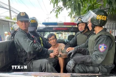 Lực lượng Cảnh sát cơ động khống chế và bắt giữ đối tượng Trương Văn Bắc. (Ảnh: TTXVN phát)