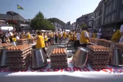 Cận cảnh quy trình chế biến món trứng tráng khổng lồ tại Bỉ