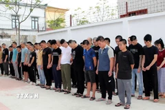 Gần 100 đối tượng trong đường dây lừa đảo bị cơ quan chức năng bắt giữ. (Ảnh: TTXVN phát)