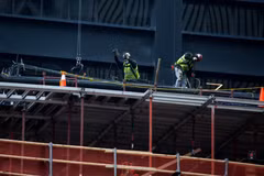 Công nhân làm việc tại công trường xây dựng ở New York, Mỹ. (Ảnh: THX/TTXVN)