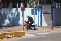 Cảnh sát bắt giữ một nghi phạm bán lẻ ma túy cải trang người lang thang tại thủ đô Mexico City. (Ảnh: Phi Hùng/TTXVN)