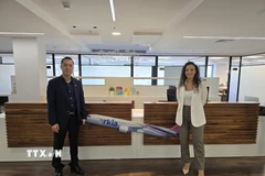 Tham tán Lê Thái Hòa và bà Sapir Ifergan, Giám đốc kinh doanh thương mại của Arkia. (Ảnh: Thanh Bình/TTXVN)