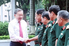 Tổng Bí thư Tô Lâm với lãnh đạo Quân ủy Trung ương, Bộ Quốc phòng và Tổng cục Chính trị Quân đội nhân dân Việt Nam. (Ảnh: Thống Nhất/TTXVN)