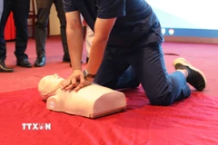 hướng dẫn các bước cơ bản trong kỹ thuật ép tim. (Ảnh: Tạ Toàn/TTXVN)