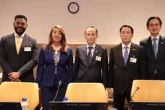 Quyền Bộ trưởng Bộ Ngoại giao Lê Hoài Trung (đừng giữa), Phó Tổng Thư ký Liên hợp quốc, Tổng Giám đốc Văn phòng Liên hợp quốc về Phòng chống Ma túy và Tội phạm (UNODC) Ghada Waly (thứ 2 từ trái sang), Thượng tướng Lê Quốc Hùng, Thứ trưởng Bộ Công an (thứ 2 từ phải sang) đồng chủ trì sự kiện. (Ảnh: Thanh Tuấn/TTXVN)