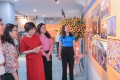 Tổng Giám đốc TTXVN Vũ Việt Trang và các đại biểu tham quan tại Di tích lịch sử Quốc gia Trường dạy làm báo Huỳnh Thúc Kháng. (Ảnh: Hoàng Hiếu/TTXVN)