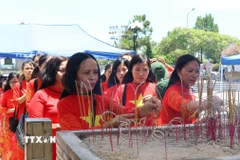 Từng dòng người thắp hương tri ân các Anh hùng liệt sỹ tại Nghĩa trang Liệt sỹ Quốc gia Đường 9. (Ảnh: Tường Vi/TTXVN)