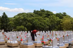 Người dân thắp hương tại nghĩa trang tri ân các Anh hùng liệt sỹ. (Ảnh: Tường Vi/TTXVN)
