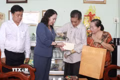 Phó Chủ tịch nước Võ Thị Ánh Xuân thăm, tặng quà gia đình thương binh Hứa Văn Sử. (Ảnh: Huỳnh Anh/TTXVN)