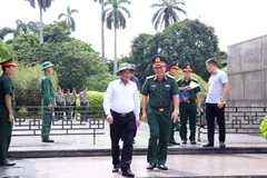 Thường trực Ban Bí thư Trần Cẩm Tú kiểm tra công tác chuẩn bị Lễ kỷ niệm 80 năm Cách mạng tháng Tám thành công và Quốc khánh tại khu vực Lăng Chủ tịch Hồ Chí Minh, Quảng trường Ba Đình. (Ảnh: Văn Điệp/TTXVN)