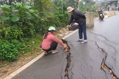 Nhiều vết nứt lớn gây nguy hiểm cho người đi đường và đe dọa an toàn tính mạng người dân. (Ảnh: Hương Thu/TTXVN)