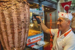 Lịch sử lâu đời của những "cột" thịt nướng hấp dẫn trong món döner kebab