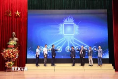 Phó Thủ tướng Chính phủ Nguyễn Chí Dũng cùng các đại biểu thực hiện nghi thức công bố chương trình "Học viện AI Việt Nam". (Ảnh: Thanh Tùng/TTXVN)