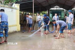 Học viên Trường Sỹ quan Thông tin tham gia hỗ trợ vệ sinh ở trường học trên địa bàn tỉnh Khánh Hòa. (Ảnh: Phan Sáu/TTXVN)