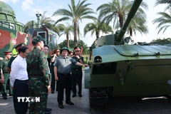 Thủ tướng Phạm Minh Chính tham quan sản phẩm Công nghiệp quốc phòng. (Ảnh: Dương Giang/TTXVN)