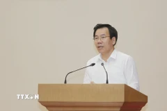 Trưởng Ban Tuyên giáo và Dân vận Tỉnh ủy lào Cai Dương Đức Huy thông tin về Đại hội. (Ảnh: Đinh Thùy/TTXVN)