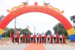 Đại biểu thực hiện nghi thức cắt băng khánh thành công trình. (Ảnh: Đinh Thùy/TTXVN)
