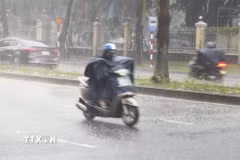 Cảnh báo, trong mưa dông có khả năng xảy ra lốc xoáy, gió giật mạnh cấp 6-7. (Ảnh: Nguyên Lý/TTXVN)