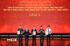 Đại tướng Phan Văn Giang, Ủy viên Bộ Chính trị, Phó Bí thư Quân uỷ Trung ương, Phó Thủ tướng, Bộ trưởng Bộ Quốc phòng và đồng chí Trịnh Văn Quyết, Uỷ viên Bộ Chính trị, Bí thư Trung ương Đảng, Trưởng Ban Tuyên giáo và Dân vận Trung ương trao giải A cho các tác giả. (Ảnh: Phạm Tuấn Anh/TTXVN)