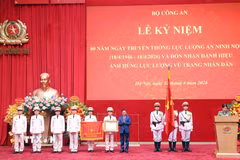 Thường trực Ban Bí thư Trần Cẩm Tú trao Danh hiệu Anh hùng lực lượng vũ trang nhân dân tặng Cục An ninh nội địa, Bộ Công an. (Ảnh: Phạm Kiên/TTXVN)