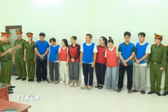 Các đối tượng liên quan đến vụ án tại cơ quan Công an. (Ảnh: TTXVN phát)