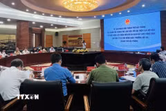 Cuộc làm việc với một số công dân có kiến nghị, khiếu nại liên quan đến việc thu hồi đất. (Ảnh: Minh Huệ/TTXVN)