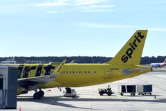 Một máy bay của hãng Spirit Airlines đang đón khách tại sân bay Baltimore, bang Maryland. (Ảnh: Đoàn Hùng/TTXVN)
