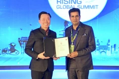 Ông Phạm Sanh Châu (trái), Tổng Giám đốc Vingroup Châu Á kiêm Tổng Giám đốc VinFast Châu Á, và ông Sanjay Kumar, Thứ trưởng Bộ Công thương, Chính quyền Bang Telangana, tại buổi lễ ký kết.