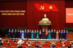 Tổng Bí thư, Chủ tịch nước Tô Lâm trao Quyết định chỉ định tham gia Ban Chấp hành, Ban Thường vụ, Bí thư, Phó Bí thư Đảng ủy các cơ quan Đảng Trung ương nhiệm kỳ 2025-2030. (Ảnh: Thống Nhất/TTXVN)