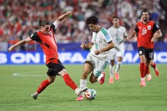 Pha tranh bóng giữa tiền vệ Algeria Ibrahim Maza (giữa) và tiền vệ Áo Marcel Sabitzer. (Ảnh: THX/TTXVN phát)