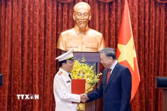 Tổng Bí thư, Chủ tịch nước Tô Lâm,trao Quyết định thăng Quân hàm từ Trung tướng lên Thượng tướng đối với đồng chí Đặng Hồng Đức, Thứ trưởng Bộ Công an. (Ảnh: Thống Nhất/TTXVN)