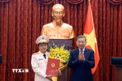 Tổng Bí thư, Chủ tịch nước Tô Lâm trao Quyết định thăng Quân hàm từ Trung tướng lên Thượng tướng đối với đồng chí Đặng Hồng Đức, Thứ trưởng Bộ Công an. (Ảnh: Thống Nhất/TTXVN)