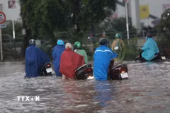 Ngập cục bộ trên phố Đàm Quang Trung sau cơn mưa lớn tại Hà Nội. (Ảnh: Thành Phương/TTXVN)