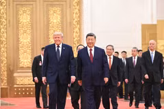 Chủ tịch Trung Quốc Tập Cận Bình (phải, phía trước) chủ trì tiệc chiêu đãi Tổng thống Mỹ Donald Trump (trái, phía trước) đang ở thăm Bắc Kinh, ngày 14/5/2026. (Ảnh: THX/TTXVN)