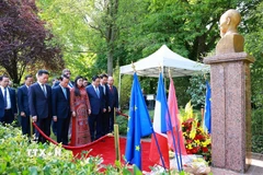 Thủ tướng Phạm Minh Chính và Phu nhân cùng các đại biểu tưởng niệm Chủ tịch Hồ Chí Minh. (Ảnh: Dương Giang/TTXVN)