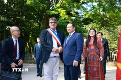 Lãnh đạo thành phố Montreuil đón Thủ tướng Chính phủ Phạm Minh Chính và Phu nhân. (Ảnh: Dương Giang/TTXVN)