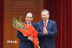 Tổng Bí thư Tô Lâm trao tặng Huân chương Sao vàng cho đồng chí Nguyễn Tấn Dũng, nguyên Ủy viên Bộ Chính trị, nguyên Thủ tướng Chính phủ. (Ảnh: Thống Nhất/TTXVN)