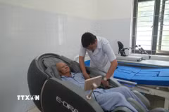 Hướng dẫn thương bệnh binh sử dụng dụng cụ phục hồi chức năng. (Ảnh: Hoa Mai/TTXVN)