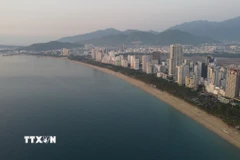 Bãi biển Nha Trang trải dài hút tầm mắt với nước biển xanh trong. (Ảnh: Hoàng Hiếu/TTXVN)