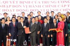 Phó Chủ tịch Quốc hội Nguyễn Khắc Định (phải) trao quyết định của Bộ Chính trị về việc thành lập Đảng bộ tỉnh Khánh Hòa (mới). (Ảnh: Tiên Minh/TTXVN)