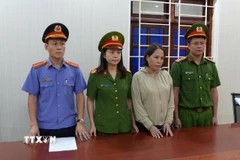 Đối tượng Phan Thị Mai tại cơ quan công an. (Ảnh: TTXVN phát)