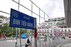 Rào chắn đã được dựng để đảm bảo an toàn trong quá trình thi công. (Ảnh: Quốc Lũy/TTXVN)