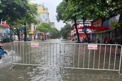 Mưa lớn gây ngập lụt nhiều nơi ở Hà Nội. (Ảnh: Minh Quyết/TTXVN)