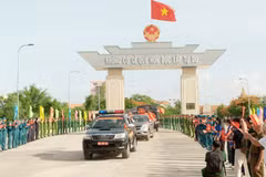 Ban Chỉ đạo 515 tỉnh An Giang đón đội K92 hoàn thành nhiệm vụ về nước. (Ảnh: Văn Sĩ/TTXVN)