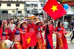 Diễu hành áo dài hữu nghị Malaysia – Việt Nam tại Kuala Lumpur. (Ảnh: Viên Luyến/TTXVN)