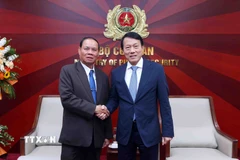 Đại tướng Lương Tam Quang, Bộ trưởng Bộ Công an Việt Nam với Thường trực Ban Bí thư Trung ương Đảng Nhân dân Cách mạng Lào Vilay Lakhamphong. (Ảnh: Phạm Kiên/TTXVN)