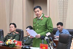 Thiếu tướng Nguyễn Mạnh Hùng, Phó Cục trưởng Cục Cảnh sát điều tra tội phạm về tham nhũng, kinh tế, buôn lậu trả lời câu hỏi của phóng viên các cơ quan thông tấn, báo chí. (Ảnh: Phạm Kiên/TTXVN)