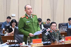 Đại tá Nguyễn Đức Long, Phó Giám đốc Công an thành phố Hà Nội trả lời câu hỏi của phóng viên các cơ quan thông tấn, báo chí. (Ảnh: Phạm Kiên/TTXVN)