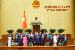 Lãnh đạo Đảng, Nhà nước chụp ảnh lưu niệm với đoàn đại biểu tỉnh Hưng Yên. (Ảnh: Doãn Tấn/TTXVN)
