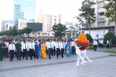 Đoàn đại biểu dâng hoa Chủ tịch Hồ Chí Minh tại phố đi bộ Nguyễn Huệ, phường Sài Gòn. (Ảnh: Thanh Vũ/TTXVN)